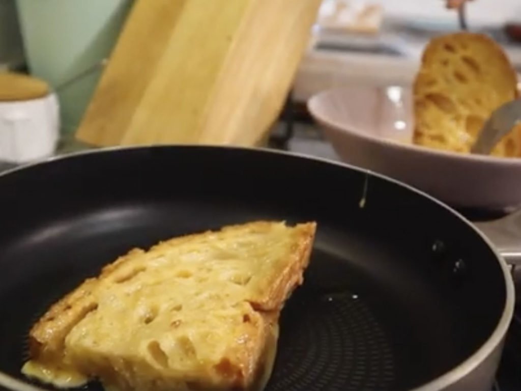 Pasamos las tostadas por la sartén